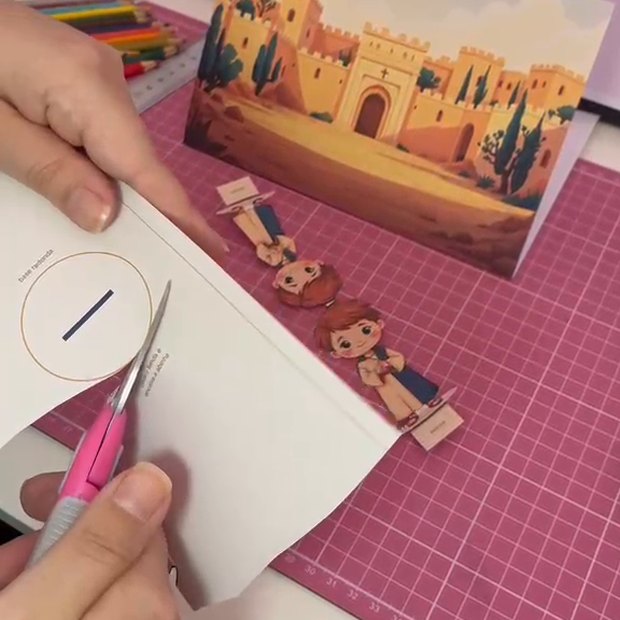 Passo 2: Recorta e dobra — foto real do Kit Bíblico Papercraft